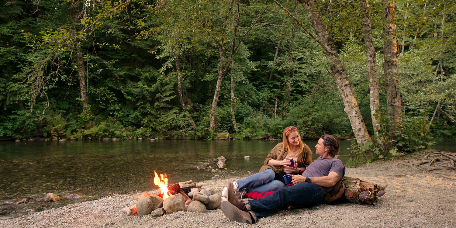 Alexandra Breckenridge and Martin Henderson in Virgin River